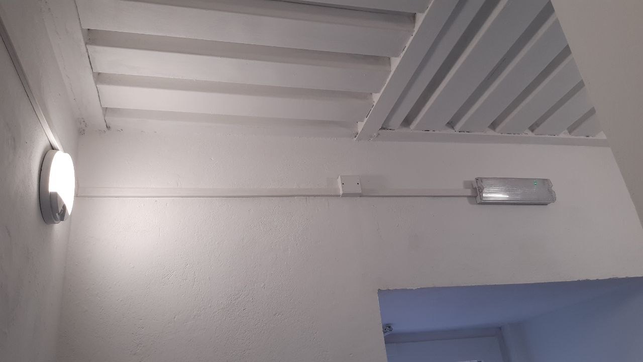 Nástěnné LED svítidlo a nouzové osvětlení na chodbě