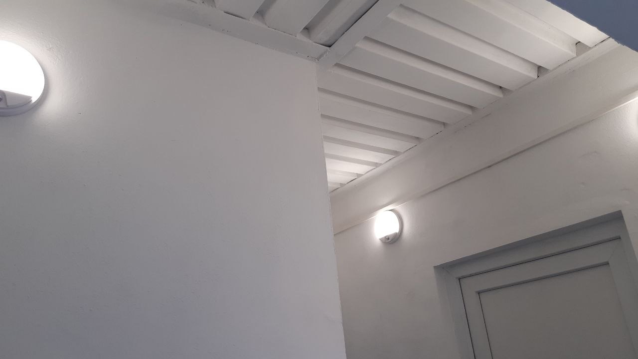 Nástěnné LED svítidlo na schodišti s trámovým stropem