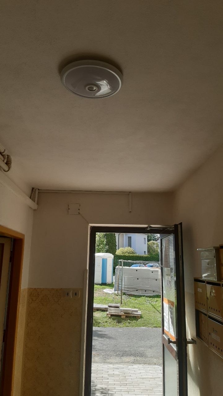 Nové stropní LED svítidlo ve vstupní hale u schránek