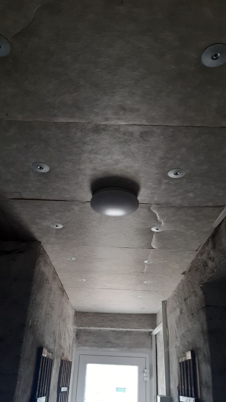 Nově osazené LED svítidlo na stropě sklepní chodby (nesvítí)