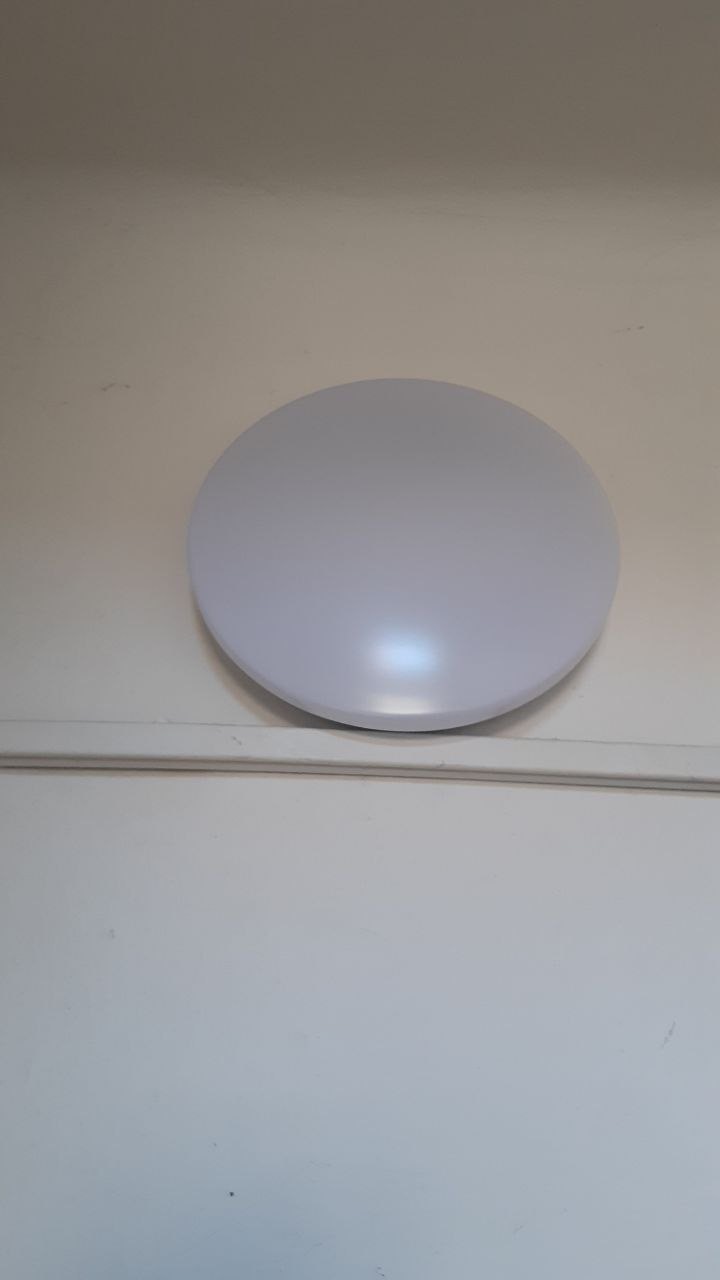 Detail nově osazeného kruhového LED svítidla