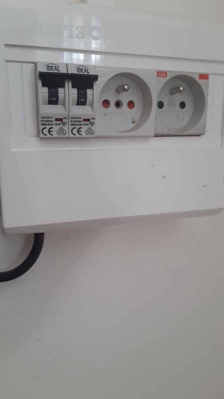 Elektrický rozvaděč s jističi a zásuvkami