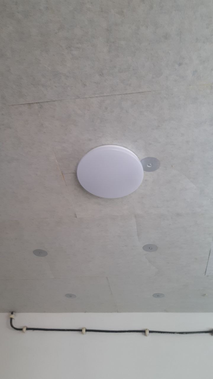Detail nového LED svítidla na neomítnutém stropě