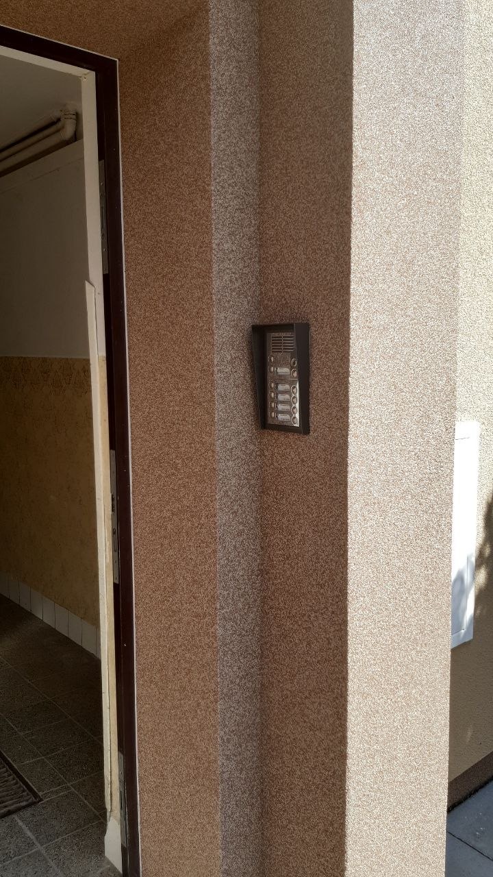 Nově instalovaný domovní videotelefon u vchodu