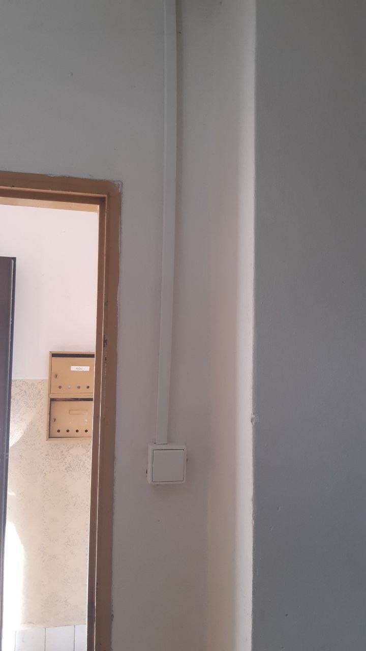 Nový vypínač s povrchovou lištou u vchodu do domu