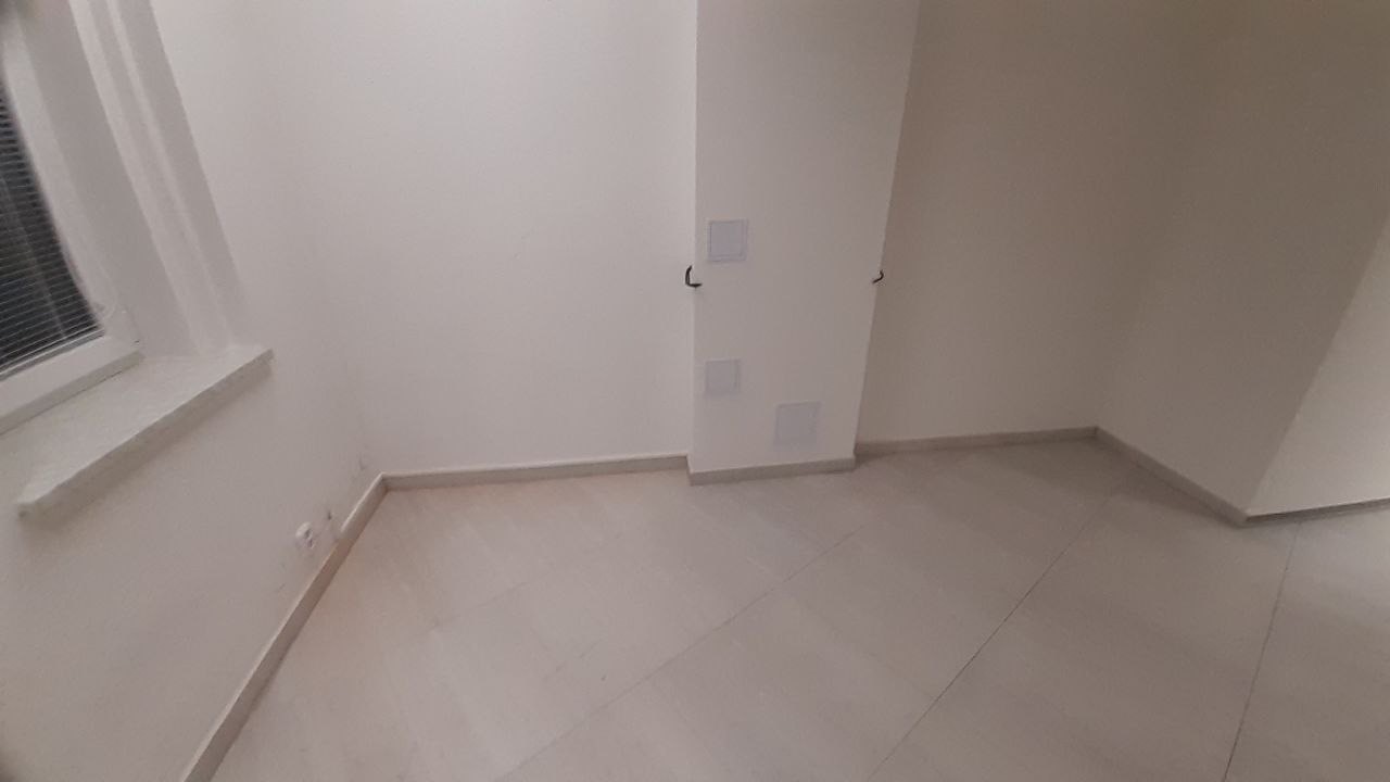Roh místnosti připravený pro montáž vypínačů a zásuvek