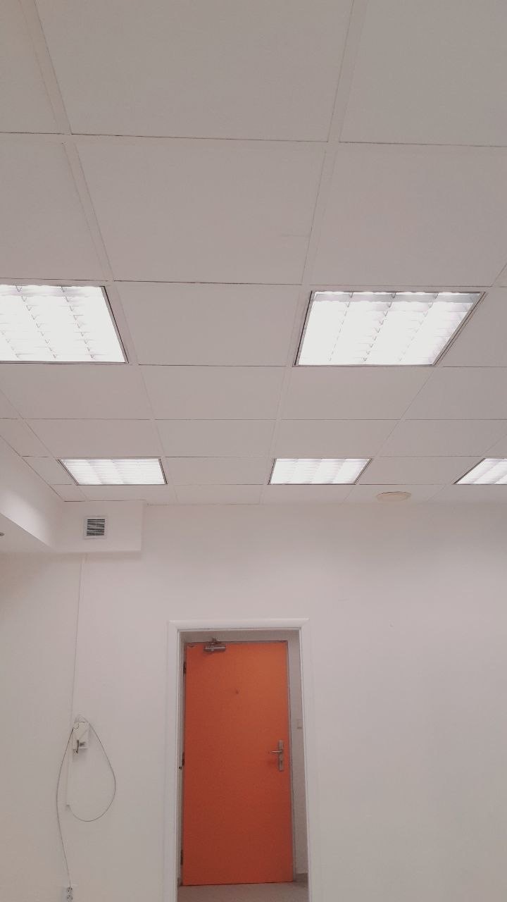 Podhledový strop s novým osvětlením v kancelářské chodbě