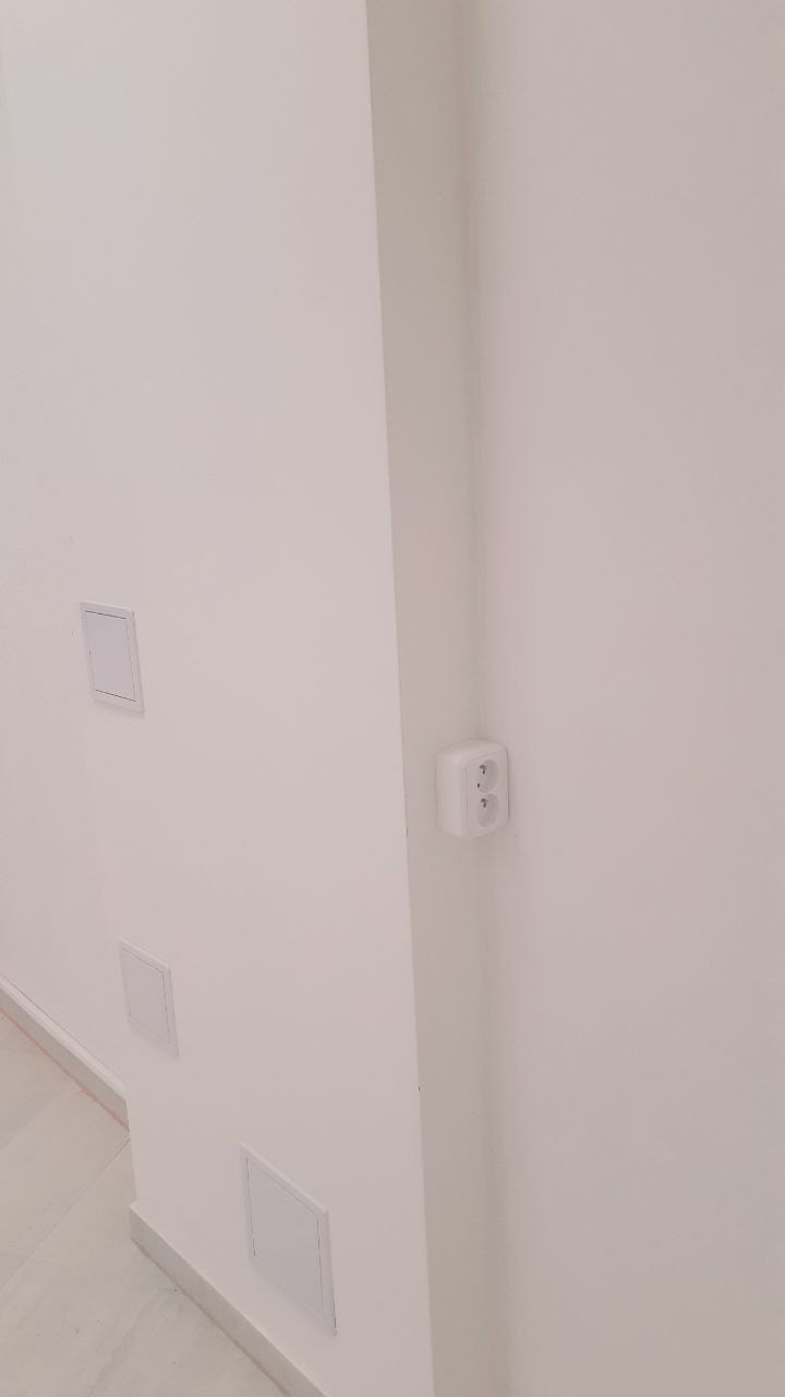 Nově osazená zásuvka a vypínače na chodbě
