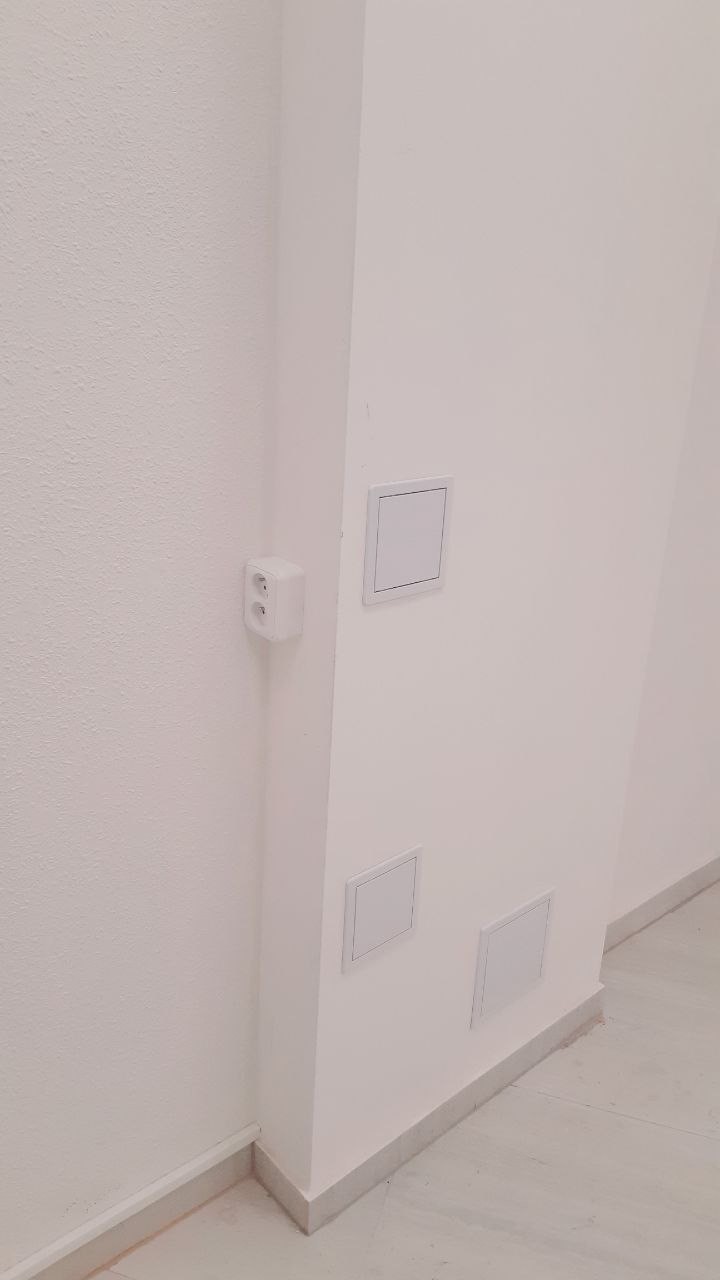 Detail nové zásuvky a krytek vypínačů na chodbě