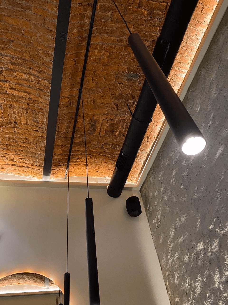 Designové závěsné LED osvětlení u cihlového stropu