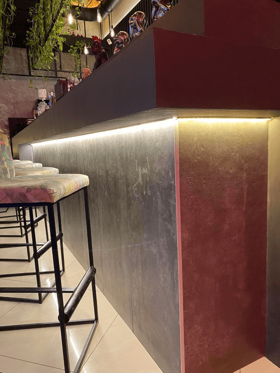 Barový pult s LED podsvětlením a barovými židlemi